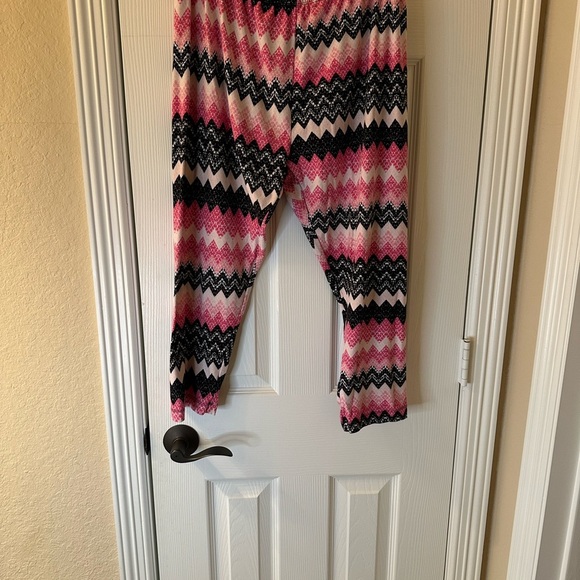 No Boundaries Pants - 💜3/$15 Pink and Black Zigzag Patterned Pants